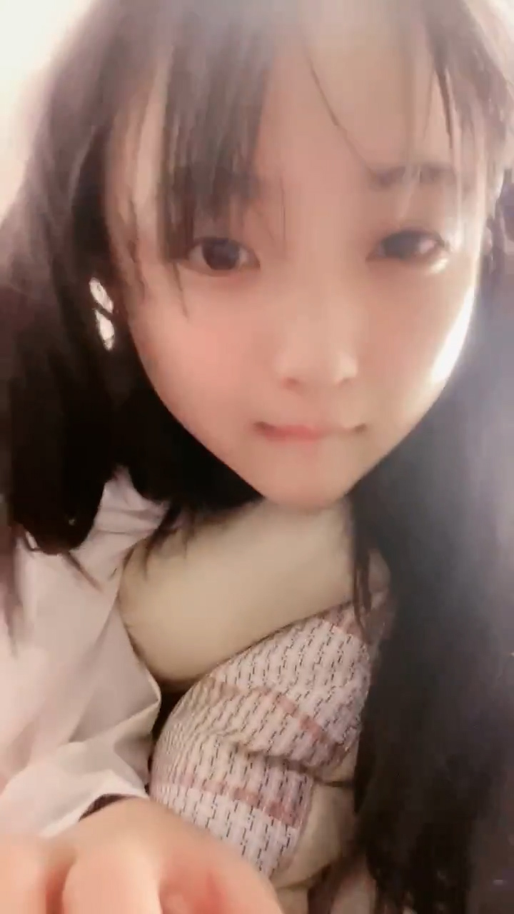 4个00后嫩妹妹！年纪不大超会玩！无敌粉嫩小穴，粗大双头龙互插，幸福炮友妹妹轮流上，让人羡慕